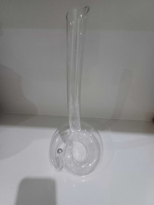 Decantador de vidro transparente em forma de cobra