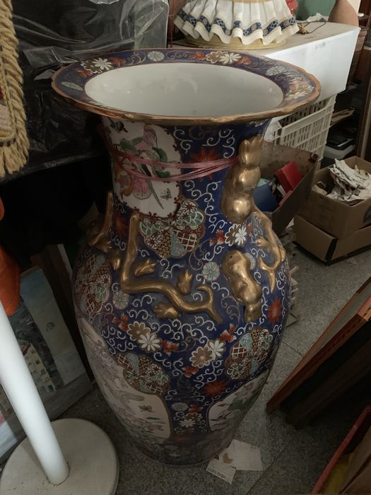 Jarrão Chines em porcelana pintado a mão + base em madeira
