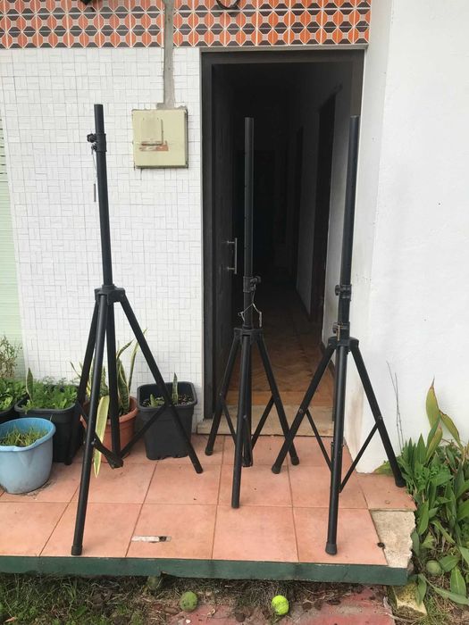 Tripés para colunas de som, 3 a venda e um para colocar luzes etc.