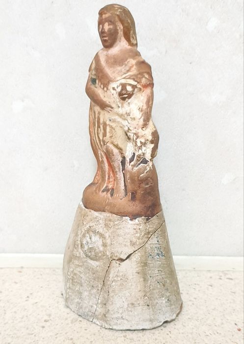 Pequena antiga figura de São João Baptista em cerâmica