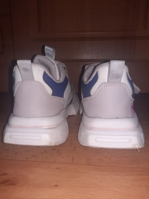 Дитячі кросівки для дівчинки