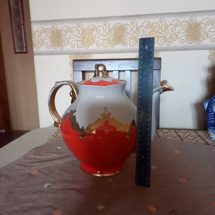 Фарфоровый , сесемейный чайник