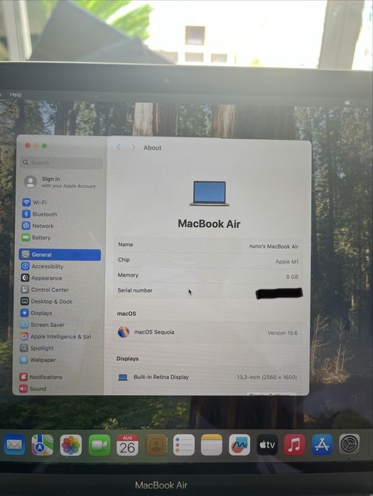 MacBook Air M1 2020, 8 GB RAM e 256 GB SSD.