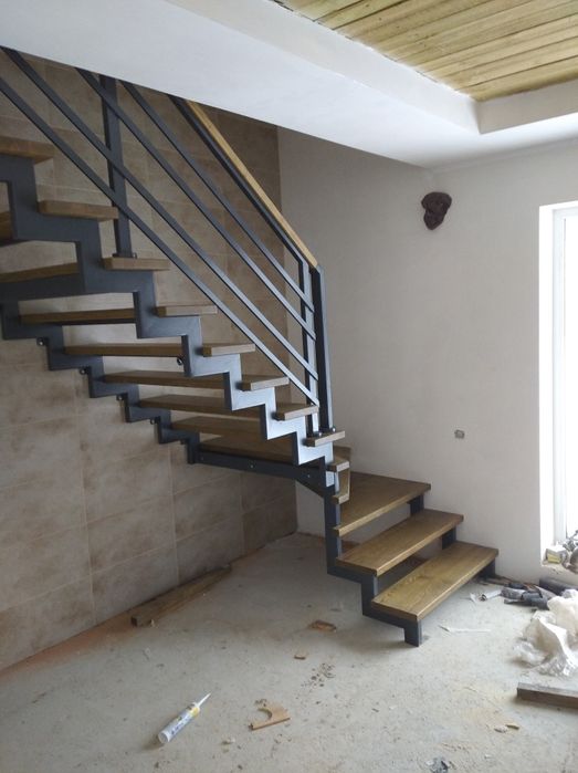 Сходи металокаркаси перила нержавійка ковані метал скло дерево