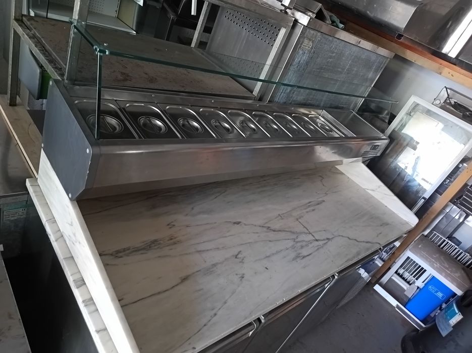 Bancada de pizza com covetes