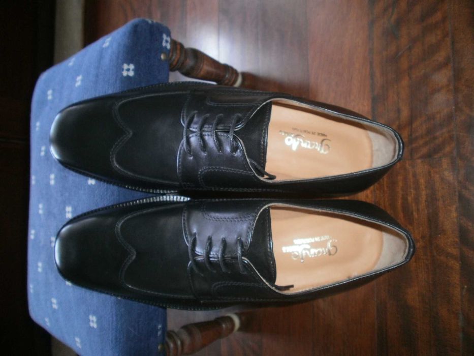 Sapatos pretos de homem com atacadores em pele