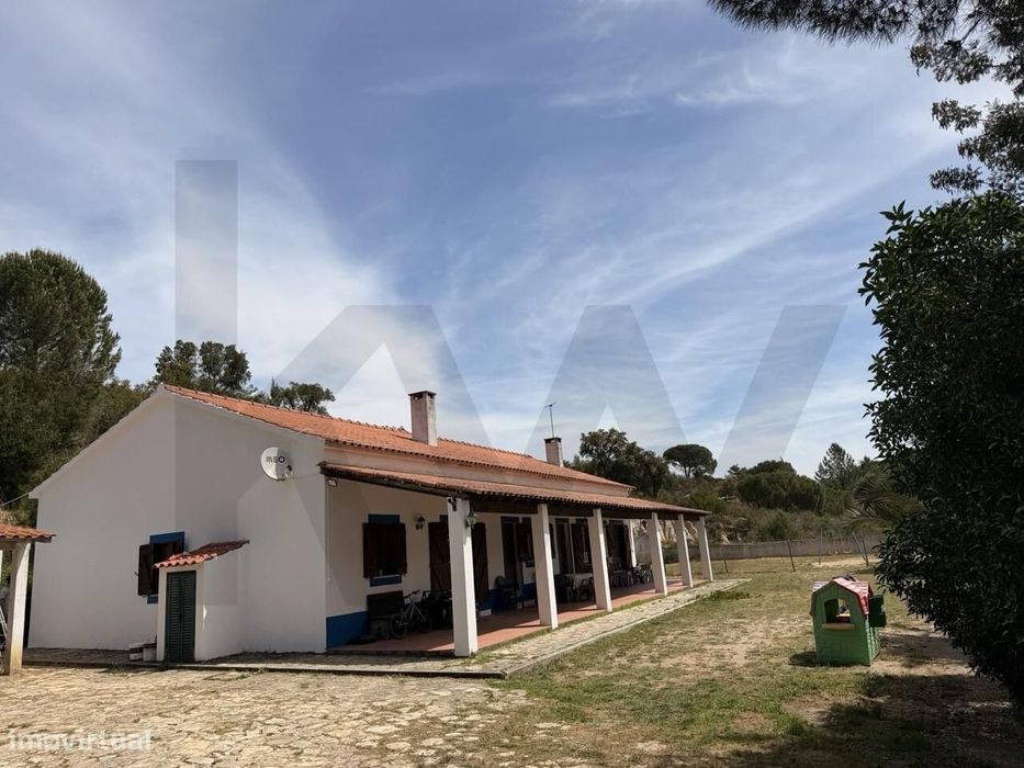 Moradia T4 em terreno com 27.000 m2