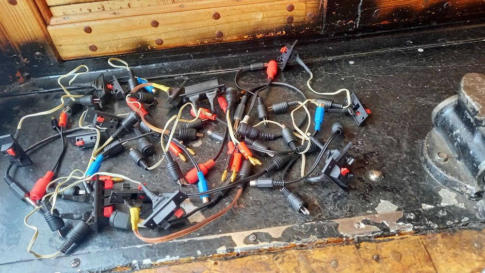 Кабеля-переходники ТОЧКА-ТИРЕ,5Din-RCA/Jack,HDMi,XLR,PS/2,SCART и др.