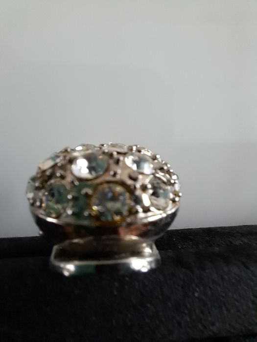 Czarna torebka atlasowa na łańcuszku