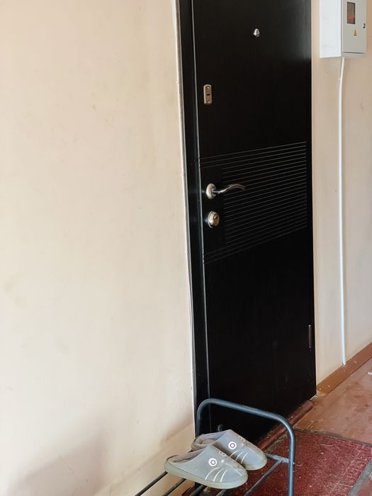 Продається  квартира в приватному будинку одноповерховому є генератор)