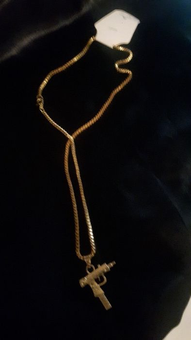 Łańcuszek złoty z zawieszką Uzi. Extra.