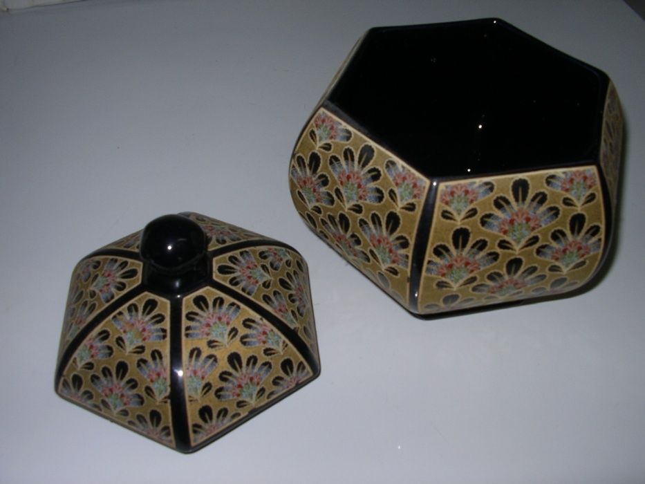 Pote Hexagonal, Floral, fundo preto, Porcelana Italiana