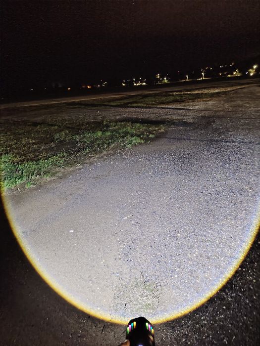 CB311Y – Lanterna Potente com Feixe de~ 600 m, Powerbank e Isqueiro In