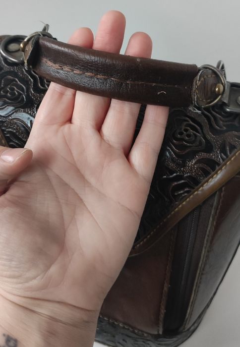 Piękna torebka ze skóry tłoczonej w kwiaty