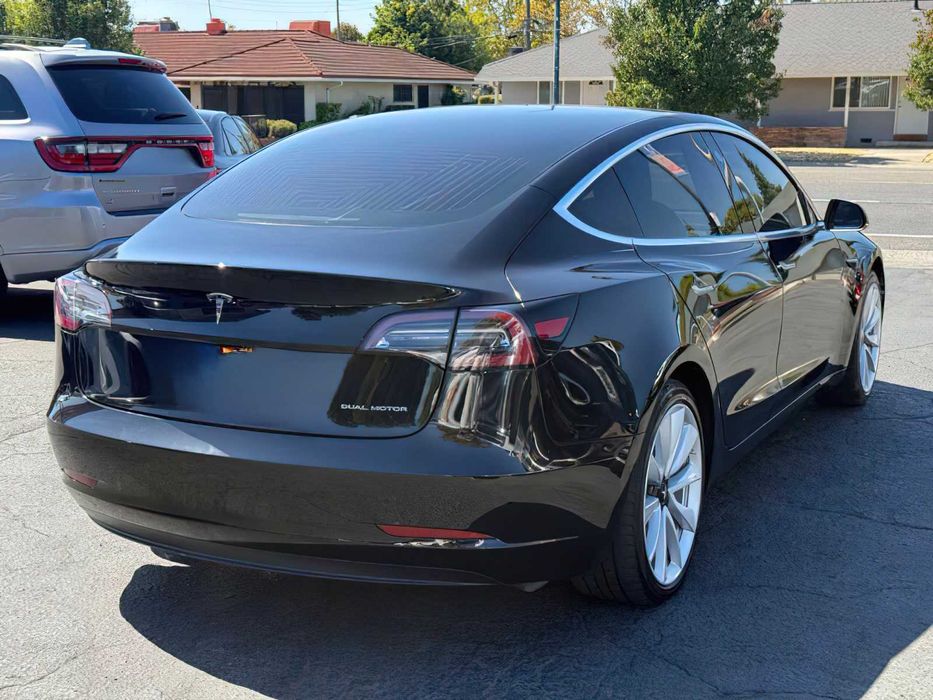 Tesla Model 3 Long Range      2018