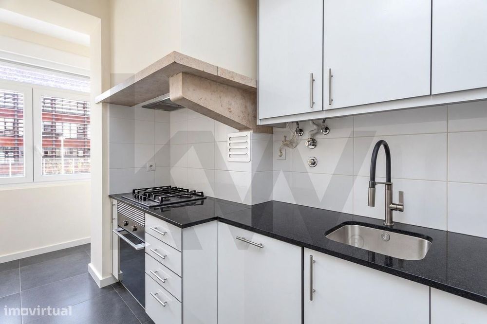 T2 renovado com varanda na Estrela | 2.300€/mês
