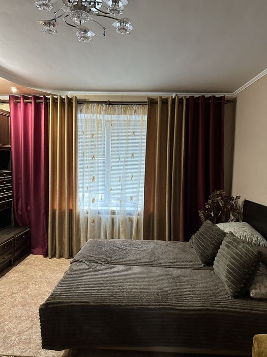 Велика 2 кімнатна квартира ( центр)  . Приймаємо компанї на свята !