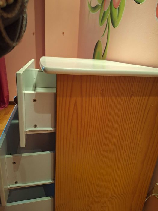 Cama com colchão e cómoda bebé