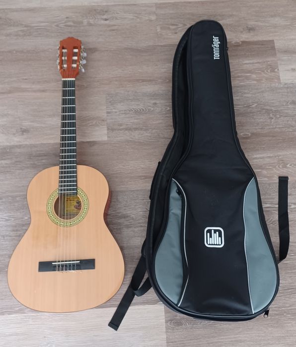 Gitara z pokrowcem. Klejony gryf.
