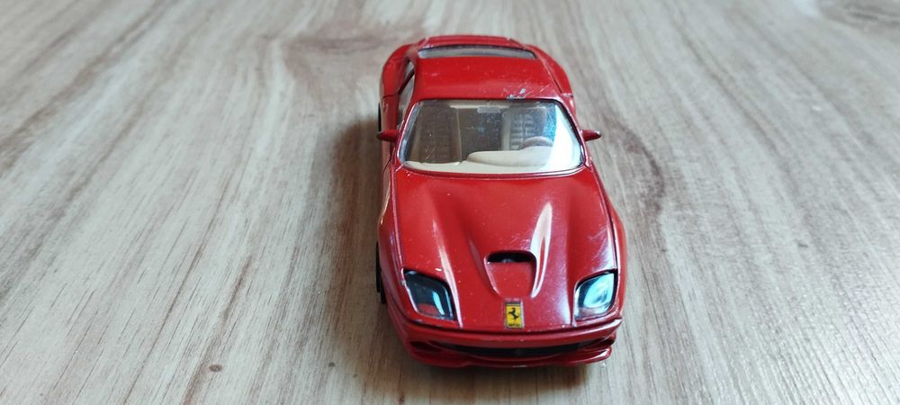 Model autko burago Ferrari Maranello 550  1:43 czerwona  bestia :)