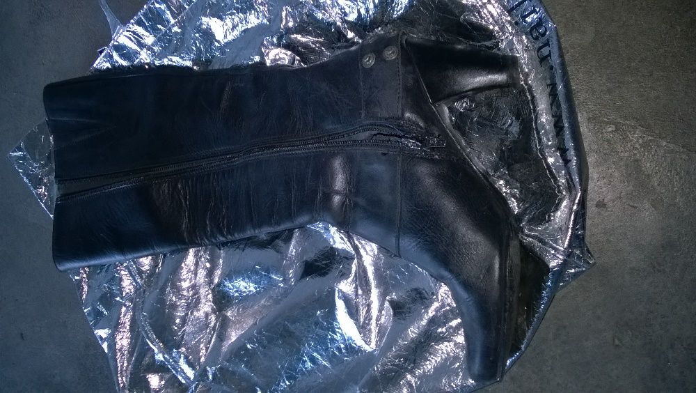 Botas em pele de cano alto nº 35