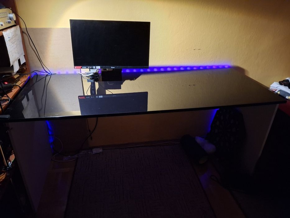 Biurko proste. Czarny blat w połysku oraz jasno szare podpory