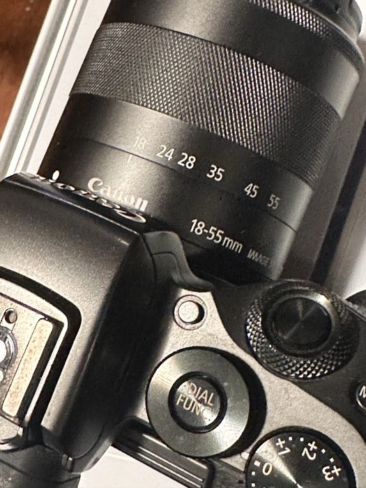 Câmera Canon EOS M5 + oje tiva 18-55mm