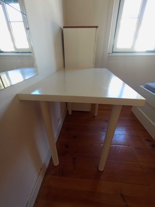 Vendo  secretária , toda branca a bom preço, peço 20€ negociável