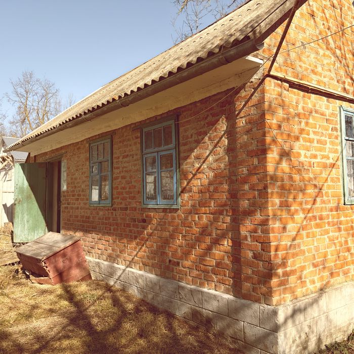 Будинок із господарськими спорудами