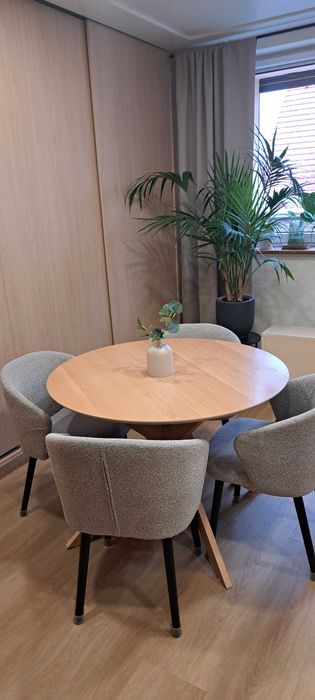 Stół ogrągły w kolorze bielonego dębu