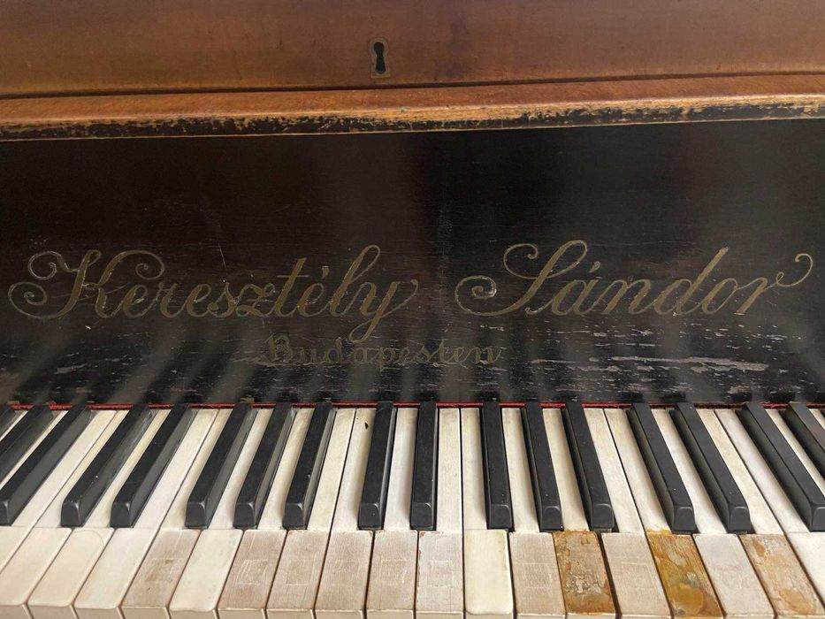 Продам рояль старовинний.