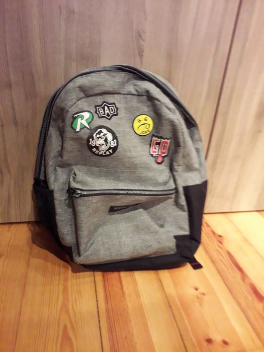 Mochila escolar, um dos fechos sem cursor