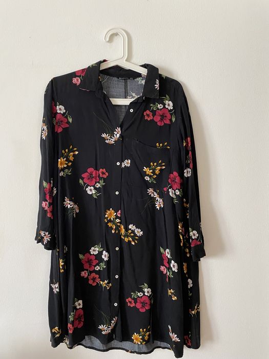 Krótka, czarna sukienka w kwiaty Stradivarius S