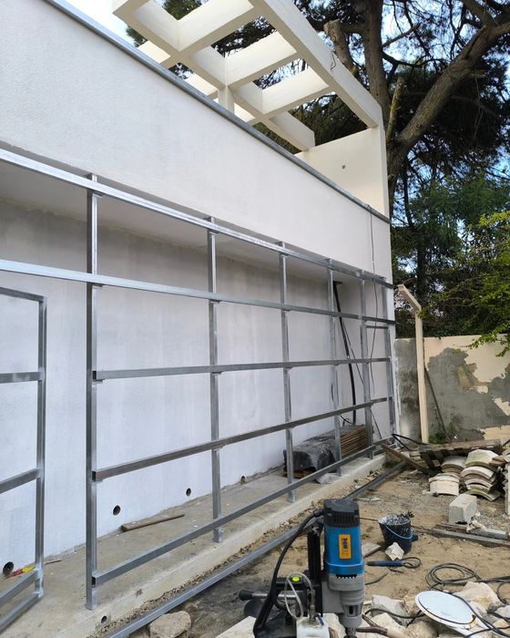 Fabricação de telhado em painel sandwich.