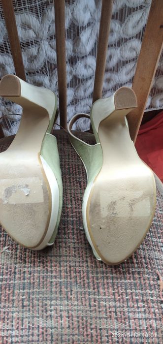 Продам женские туфли