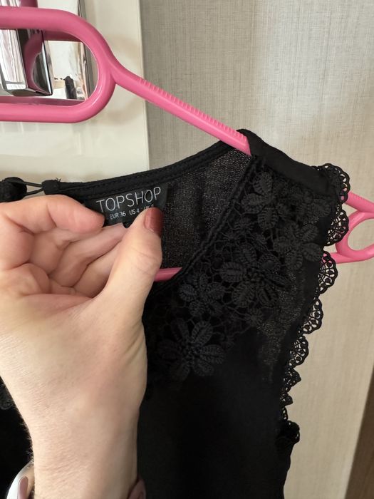 Czarna bluzka z koronką bez rękawów elegancka kołnierzyk Topshop basic