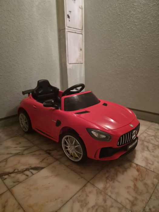 Carro Mercedes AMG com comando-criança