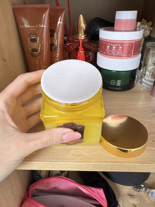 La Sultane de Saba Exfoliating Salts c ароматом аюрведичної амбри, ванілі та пачулі.