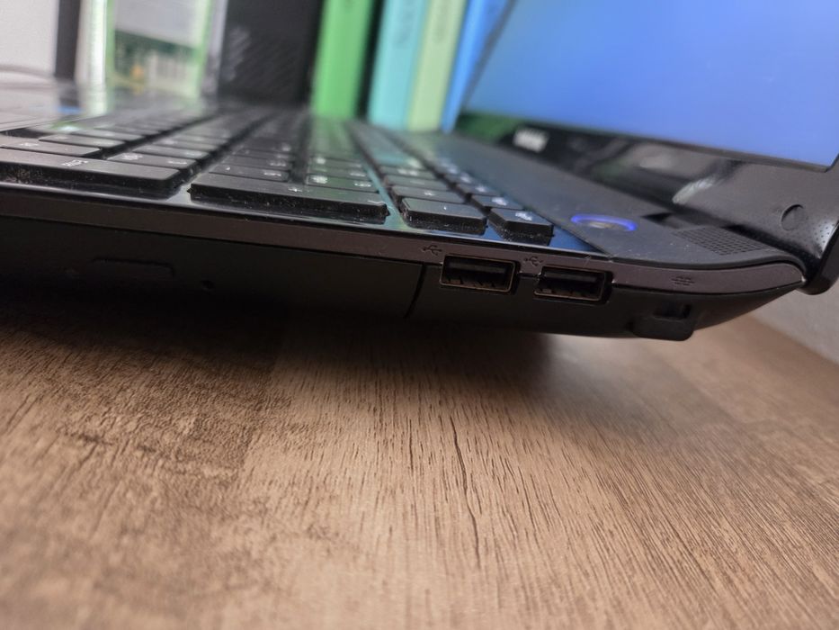 Portátil Samsung Série 3 (i3 / 5GB RAM / Nvidia GeForce / Bateria NOVA)