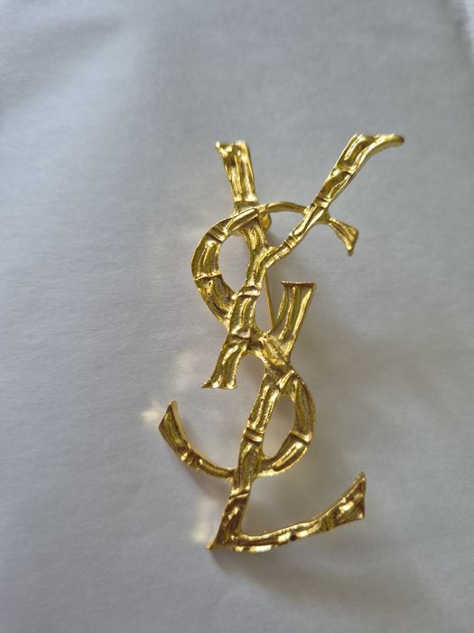 Broszka YSL viral