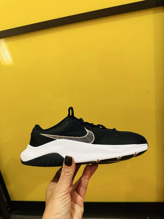 Кроссовки Nike Legend Essential размер 37,5