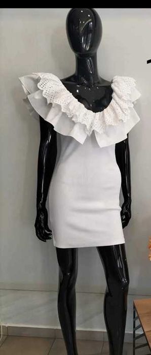 Zara, Sukienka biała, falbany hafty