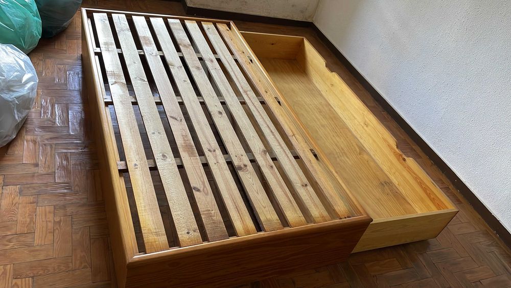 Cama individual em pinho com gavetão 100 x 190