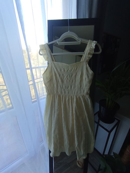 Zwiewna sukienka w kolorze pastelowego żółtego