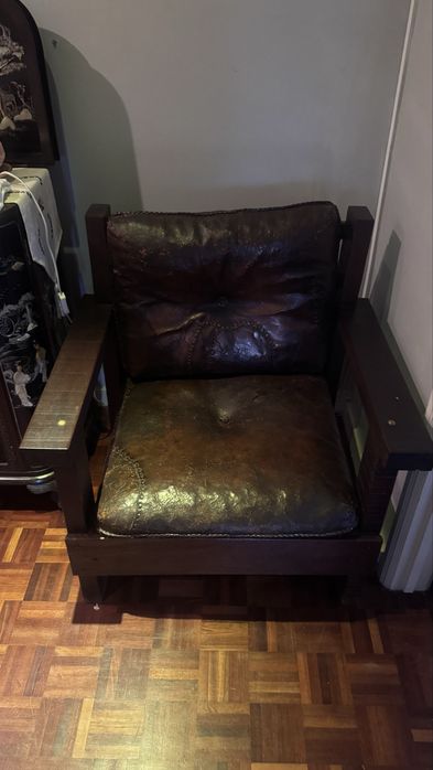 4 Cadeiroes em couro