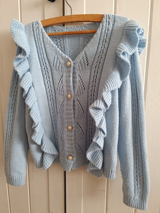 piękny błękitny sweterek z falbankami i ozdobnymi guzikami