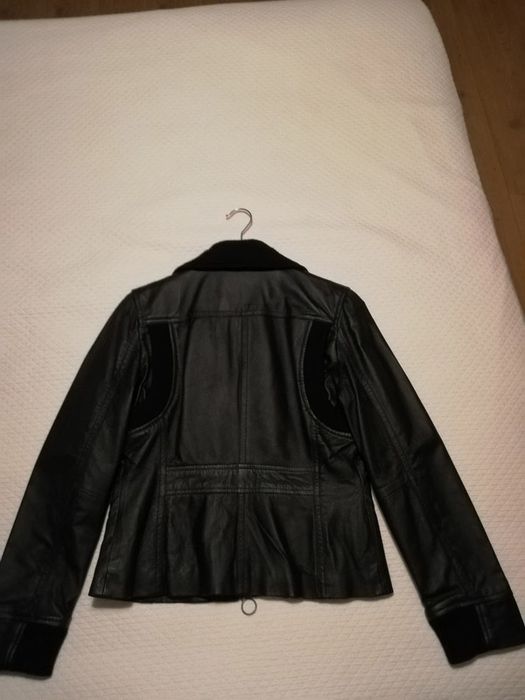 Casaco preto em pele genuina, modelo feminino cintado, tam L