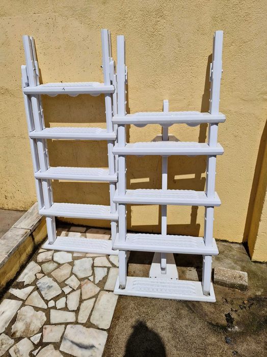 Escada de piscina em plástico com proteção