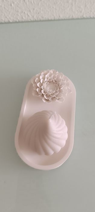 Conjunto de vela perfumada e flor em gesso cerâmico