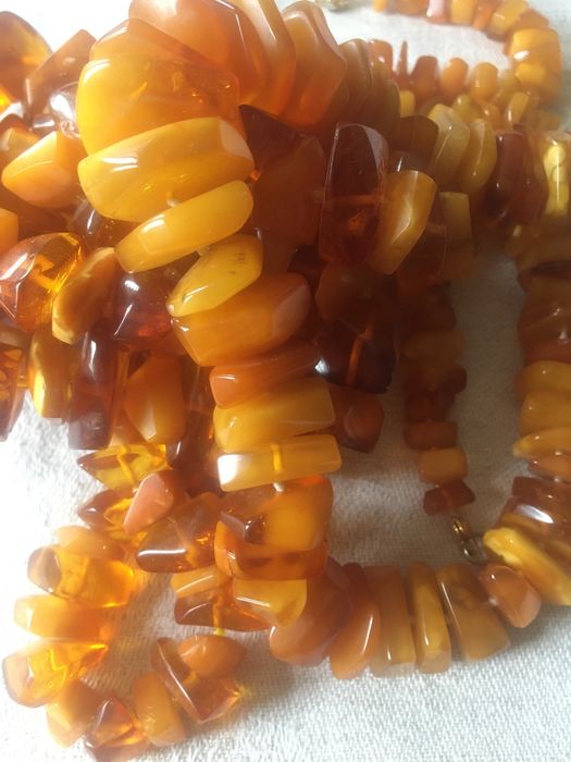 Dwa piękne naszyjniki z bursztynu 207 g.